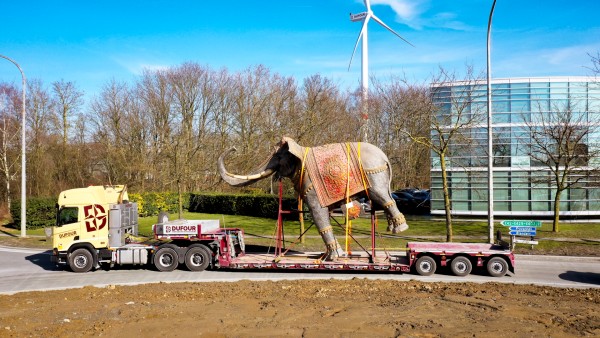 Un éléphant sur une 3 essieux