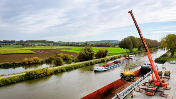 Transbordement d&#039;une bobine de cables d&#039;alimentation pour éoliennes en mer