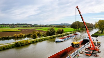 Transbordement d'une bobine de cables d'alimentation pour éoliennes en mer