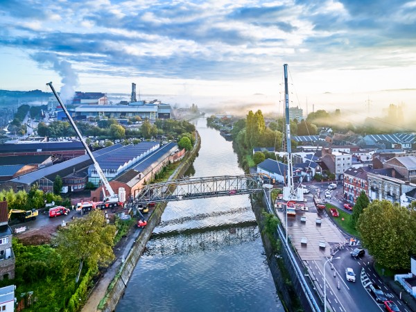 Levage d&#039;une passerelle cyclo-piétonne